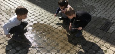 Untersuchen einer Pfütze