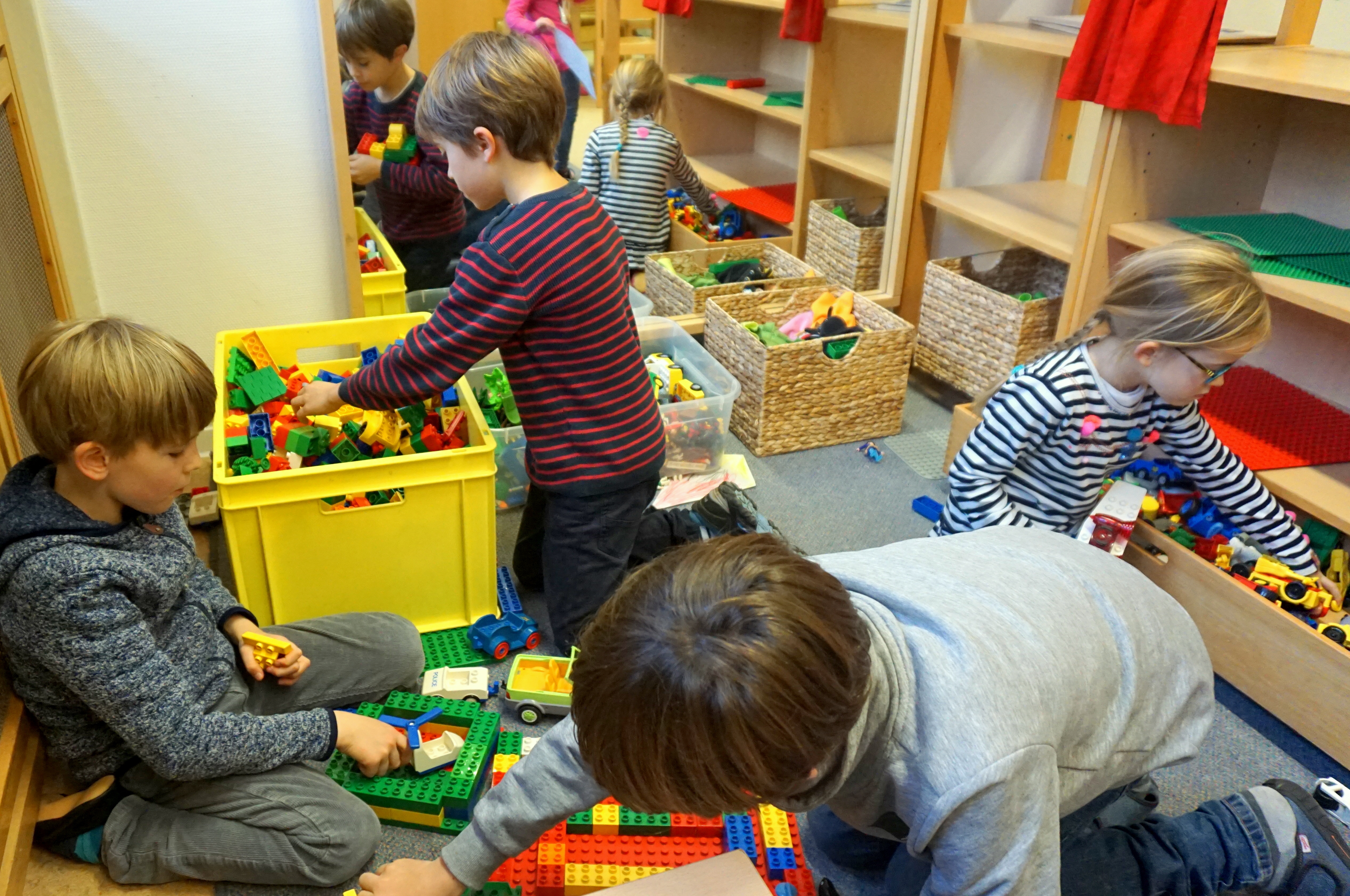 Spielende Kindergarten- und Hortkinder