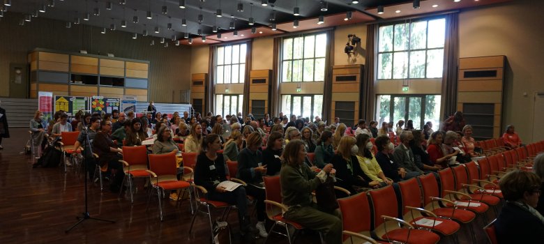 Plenum in Netzwerkkonferenz 2022 in Stadthalle Speyer