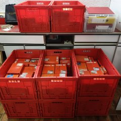 Für den Transport der Agfa-Schachteln mit den Abzügen wurden Plastikboxen verwendet, da die Abzüge selbst durch die Schachteln gut geschützt waren. Diese orangenen Schachteln werden im Laufe der Umbettung und Verzeichnung im Stadtarchiv entsorgt.