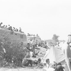 An diesem Bild wird deutlich, dass auch im Detail Nachforschungen angestellt werden müssen. Was aussieht wie eine Aufnahme aus Woodstock, ist tatsächlich eine Speyerer Aufnahme. Bettina Deuter datierte dieses Foto auf den 6. September 1972. Es ist Teil einer Serie, die am Rande des (laut Aufschrift der Agfa-Schachtel) "Pop-Festivals" aufgenommen wurde. Es handelt es sich aber tatsächlich um das British Rock Meeting, das am 4. und 5. September in Speyer stattfand, wenige Tage zuvor auch in Germersheim. Der 6. September war wahrscheinlich der Tag, an dem Bettina Deuter den Film entwickelte oder die Zeitungsveröffentlichung stattfand.