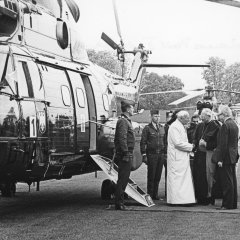 Ein besonderes Ereignis: Am 4. Mai 1987 besucht Papst Johannes Paul II. Speyer. Hier bei seiner Begrüßung mit Bischof Anton Schlembach und Dr. Bernhard Vogel.