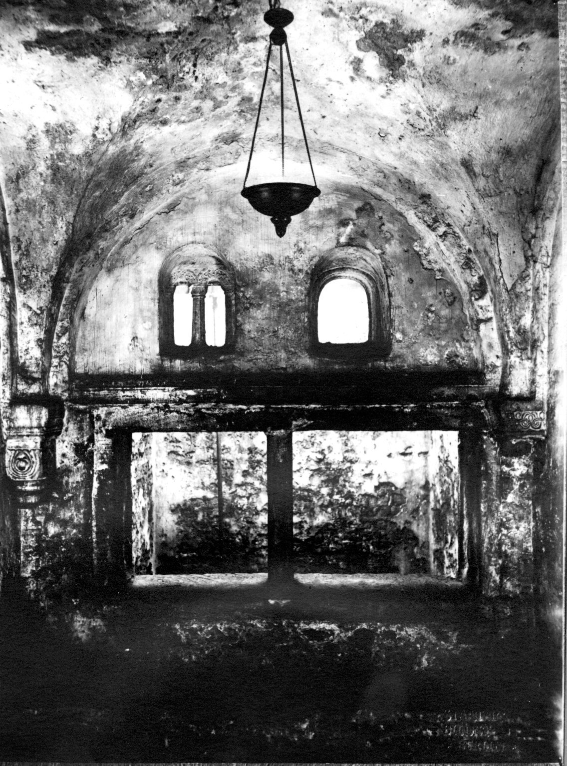 Vorraum der Mikwe mit Fenstern zum Badeschacht, aufgenommen in den 1930er Jahre.
