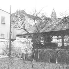 Judenhof, rechts der Abgang zur Mikwe, die hier schon eine Überdachung erhalten hat. Im Hintergrund die Türme des Doms, 17. April 1958.