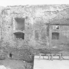 Innenwand der mittelalterlichen Männersynagoge, zugänglich vom Hof der Judengasse 12. Links die Mauer zur Frauensynagoge, wohl bei Renovierungsarbeiten oder Ausgrabungen im November 1984.