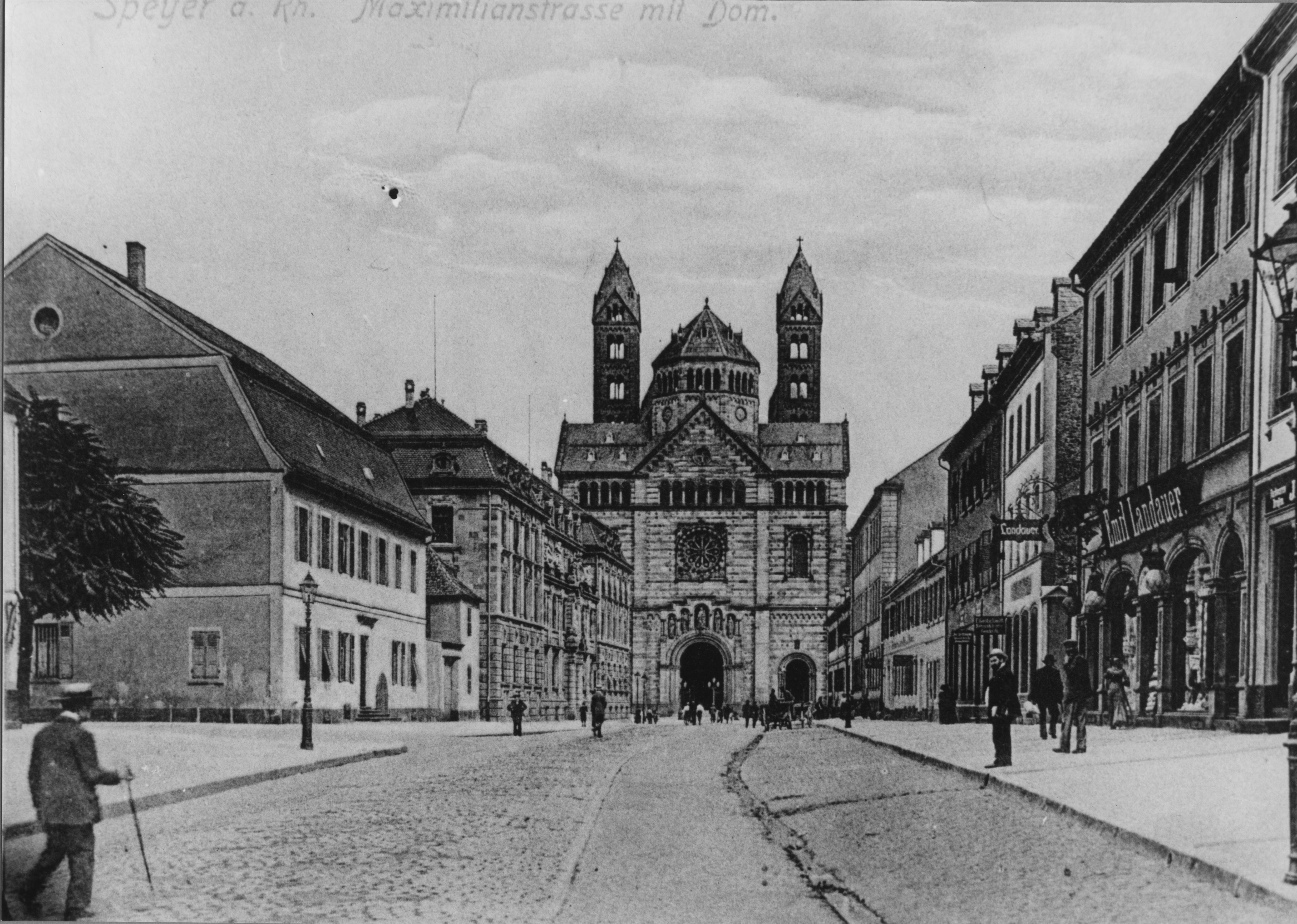 Blick über die Maximilianstraße auf den Dom aufgenommen vor 1912.