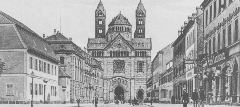 Blick über die Maximilianstraße auf den Dom aufgenommen vor 1912.