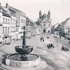 Maximilianstraße mit Blick über den Alten Marktplatz mit dem St. Georgsbrunnen in Richtung Dom,  aufgenommen zwischen 1930 und 1937.
