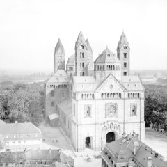Luftaufnahme des Doms von Nordwesten, der Zeitpunkt der Aufnahme kann auf ca. 1909 - 1938 eingegrenzt werden.