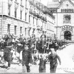 Das in Speyer stationierte Königlich Bayerischen 2. Pionier-Bataillon auf der Maximilianstraße im Jahr 1908.