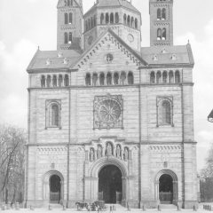 Eine Pferdekutsche vor dem Dom, aufgenommen vor April 1930.