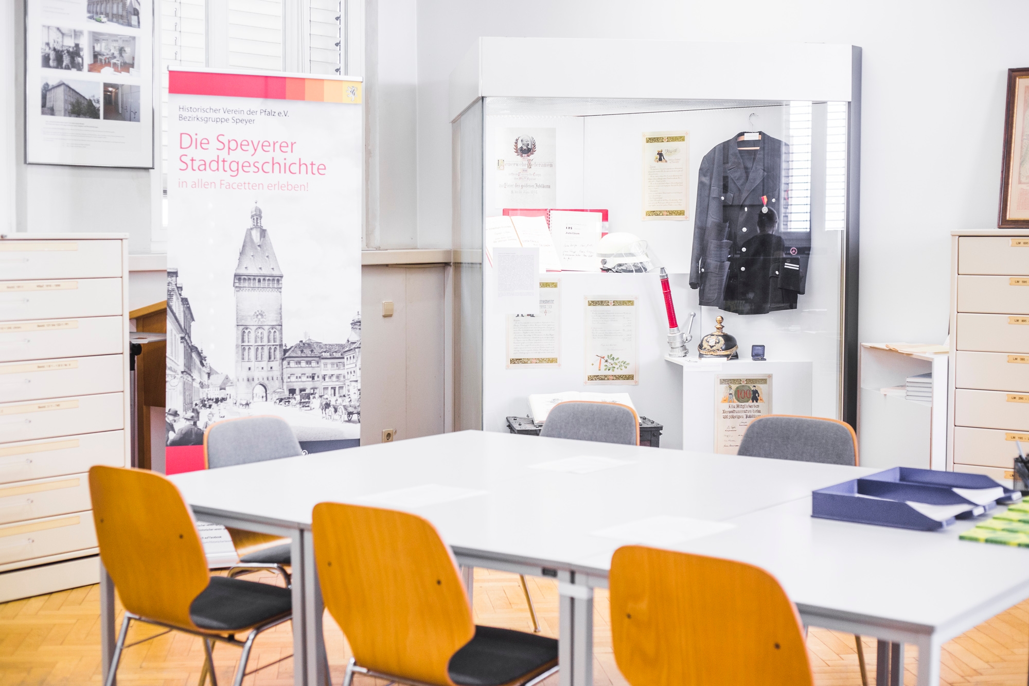 Blick in den Lesesaal hier sollte ein Foto mit Blick in den Lesesaal zu sehen sein