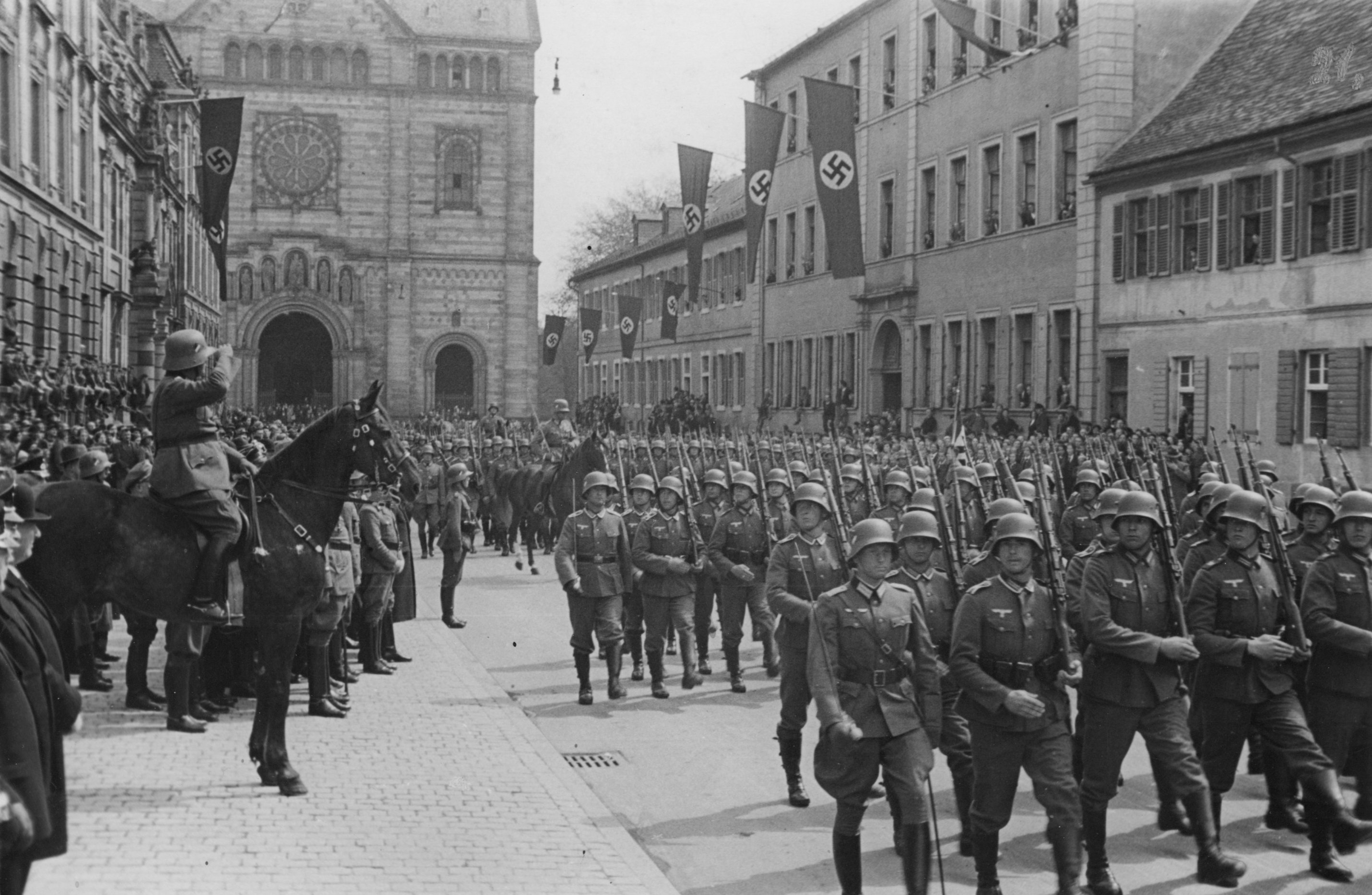 Parade der Speyerer Garnison anlässlich des Geburtstags von Adolf Hitler
