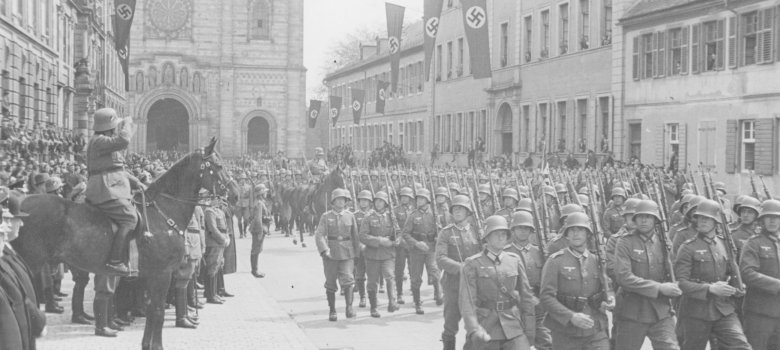 Parade der Speyerer Garnison anlässlich des Geburtstags von Adolf Hitler