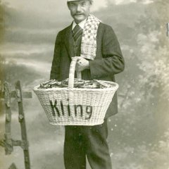 Ein Brezelverkäufer der Speyerer Bäckerei Kling posiert als Gegenstück zur vorangegangenen Brezelfrau für eine Werbepostkarte, 1910. 