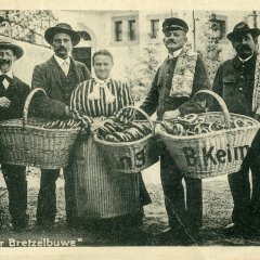 Ein weiteres Gruppenbild der „Speiermer Brezelbuwe“ – mit einer Brezelfrau in ihrer Mitte. Sie vertreten die Speyerer Bäckereien Keim und Kling im ersten Festjahr 1910.