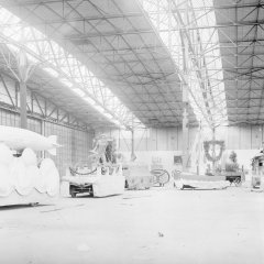 Aufwändige Festvorbereitungen in der „Halle 17“ der Speyerer Flugzeugwerke – die Motivwagen für den Festumzug des Brezelfestes 1931 nehmen Gestalt an. 