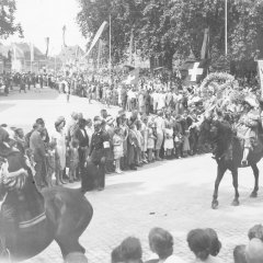 Der Festumzug des Brezelfests von 1931 mit 24 Gruppen stand unter dem Motto „Vater Rhein“ – hier passiert der Umzug den Domplatz.