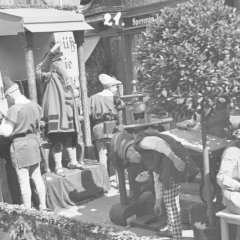 Auch die Darstellung traditioneller Berufsbilder bestimmte in den Anfangsjahren des Brezelfests die Motivwagen des Festumzugs – 1931 sind es u. a. die Buchdrucker und Schriftsetzer. 