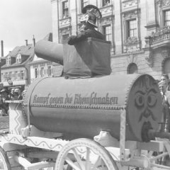 Der Festumzug des Brezelfests von 1936 überquert den Postplatz – hier mit einem Motivwagen zum Thema „Kampf gegen die Rheinschnaken“.