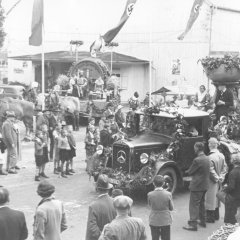 Die Motivwagen zur „Deidesheimer Geisbockversteigerung“ sowie der Speyerer „Schwartz-Storchen-Brauerei“ kommen am Festplatz und der alten Festhalle an, 1936.