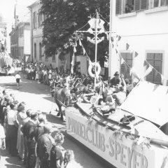 Ein Festwagen des Speyerer Paddelclubs fährt durch die Ludwigstraße, 1949.