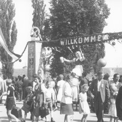 Das geschmückte Portal markierte den offiziellen Eingang zum Festplatz. Außerdem ist eine überlebensgroße Figur der „Brezel-Christine“ mit einer Brezel und einem Bierkrug in den Händen zu sehen. Sie geht zurück auf eine beliebte Speyerer Brezelverkäuferin, die 1907 starb. 