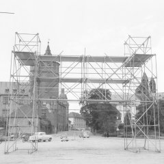 Die „Ruhe vor dem Sturm“ – die Vorbereitungen für das Brezelfest beginnen: Blick vom Festplatz zum Domplatz bzw. zum Historischen Museum der Pfalz Speyer, 1950er Jahre.