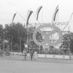 Festvorbereitungen „VORHER“: Blick vom Domplatz zum Festplatz – der Eingang zum Festplatz ist zunächst ein nacktes Gerüst, 1957.