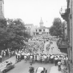 Zahlreiche Menschen verfolgen den Festumzug 1958, wie er hinter der Gedächtniskirche in die Hilgardstraße einbiegt.