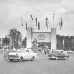 Der offizielle Eingang zum Festplatz im Jahre 1962 – zugleich ein Zeitdokument für Automobilfans.