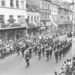 Die „33rd US Army Band“ aus Heidelberg ist 1960 in Speyer zu Gast und Teil des Festzugs, der gerade die Maximilianstraße passiert.