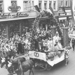 Auch die „alten Römer“ sind beim Brezelfestzumzug 1960 vertreten und verteilen in der Maximilianstraße Speyerer Brezeln. 