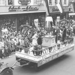 Die Schwartz-Storchen-Brauerei Speyer feiert 1960 ihre 60-jährige Festteilnahme und zeigt sich beim Festumzug durch die Maximilianstraße.