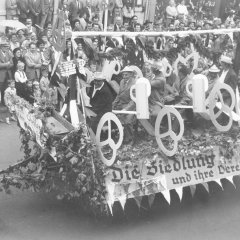 Die „Speyerer Siedlung“ und ihre Vereine rollen beim Festzug 1960 mit einem eigenen Motivwagen durch die Maximilianstraße.