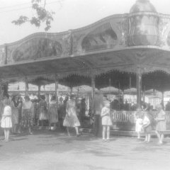 Eine der wenigen Aufnahmen vom Brezelfestgeschehen auf dem Festplatz, das deutlich seltener als der Festumzug dokumentiert wurde. Hier ein „Auto-Scooter“ mit prunkvoller Dekoration, 1965.