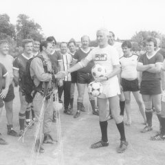 Wettbewerbe und aufsehenerregende Veranstaltungen gehören seit 1910 zum Programm des Speyerer Brezelfests: Ein glücklich gelandeter Fallschirmspringer wird von der Brezelfest-Fußballmannschaft begrüßt. Ganz rechts die im Jahr 1979 gewählte „Brezelfest-Christine“, Christine Kling, die aus einer Speyerer Familie mit Brezelbacktradition stammte. 