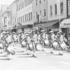 Trommler im Landsknecht-Kostümen passieren die Maximilianstraße beim Festumzug 1984.