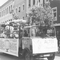 Die Speyerer Handballer präsentieren sich 1984 auf einem eigenen Festwagen und thematisieren die neu aufkommenden Computer.