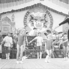 Typisch 1980er: Kindergruppe mit Lehrerin bei einer Aerobic-Vorführung, begleitet von den Pfälzer-Land-Musikanten, 1983.