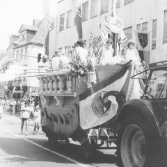 Die Rudergesellschaft Speyer „rudert“ beim Festumzug 1984 durch die Maximilianstraße.