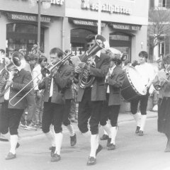 Eine zünftige Musikkappelle beim Festumzug 1985 durch die Maximilianstraße.