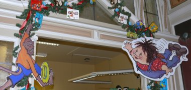 Eingang zur Kinder- und Jugenbibliothek mit Astrid-Lindgren-Motiven Eingang zur Kinder- und Jugenbibliothek mit Astrid-Lindgren-Motiven