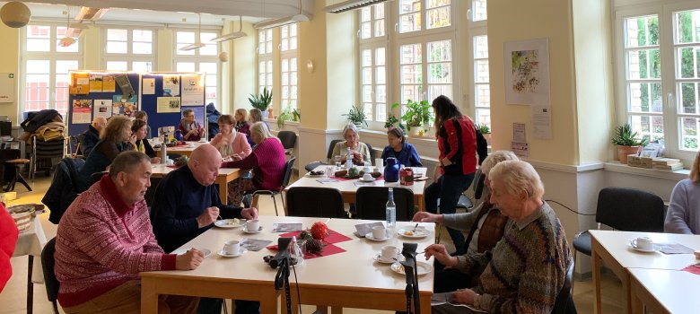 Ehrenamtliche und Senior*innen der Nachbarschaftshilfe