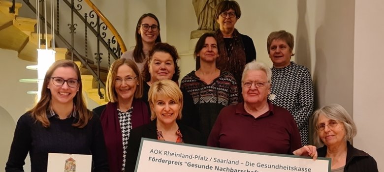 Urkundenübergabe mit einem Teil der Ehrenamtlichen