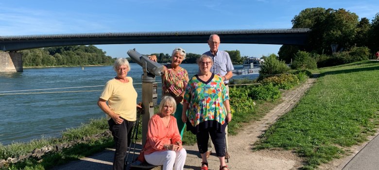 Die aktuellen Reisebegleiter stehen gemeinsam am Rhein