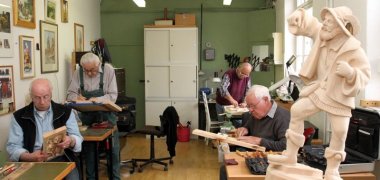 Beim Figurenschnitzen in der Hobbywerkstatt