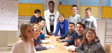 Studentinnen betreuen die Schülerinnen und Schüler Studentinnen betreuen die Schülerinnen und Schüler