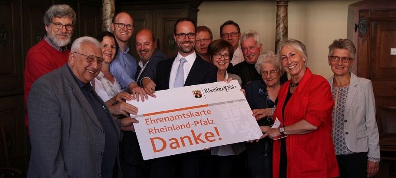 Gruppenbild mit Ehrenamtskarte, Mitte Staatssekretär Clemens Hoch und Bürgermeisterin Monika Kabs