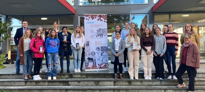 Schülerinnen des Edith-Stein-Gymnasiums haben die Motive für Partnerschaftskaffee entworfen 